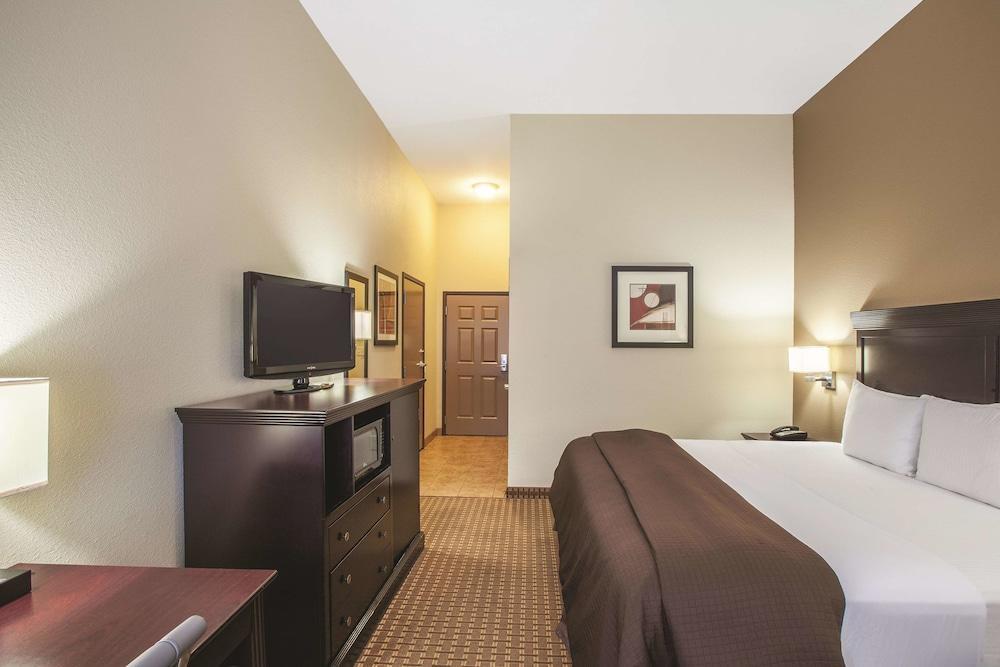 La Quinta By Wyndham Hillsboro Hotel Exterior photo