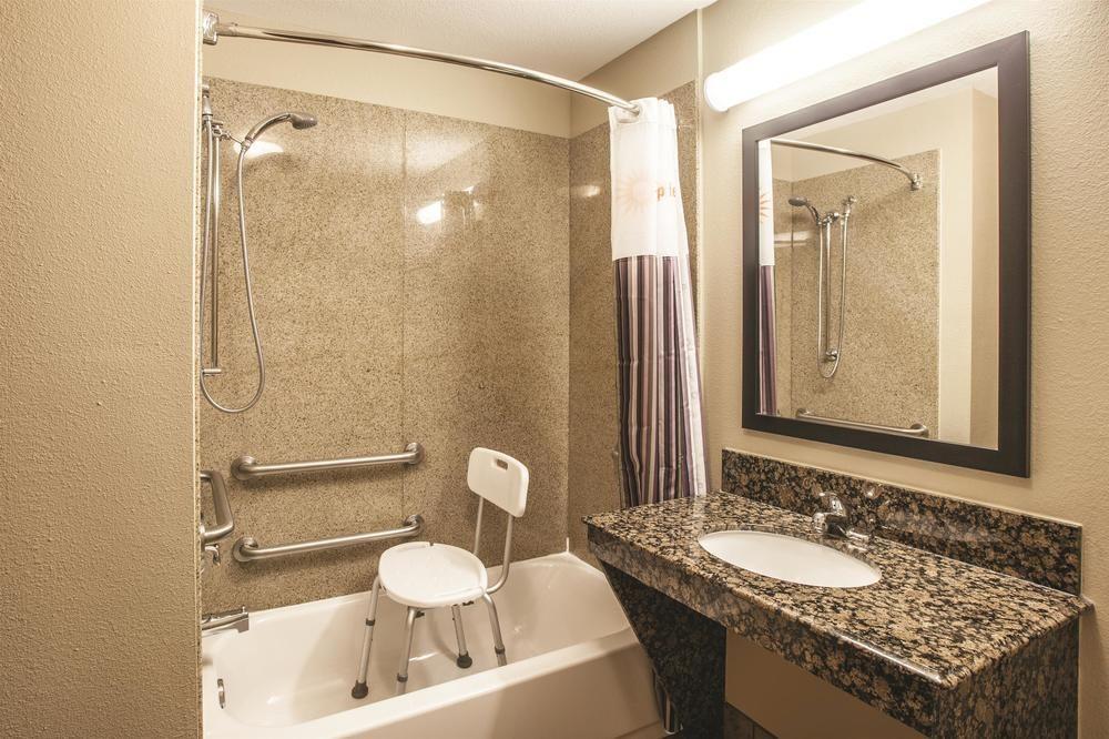 La Quinta By Wyndham Hillsboro Hotel Exterior photo