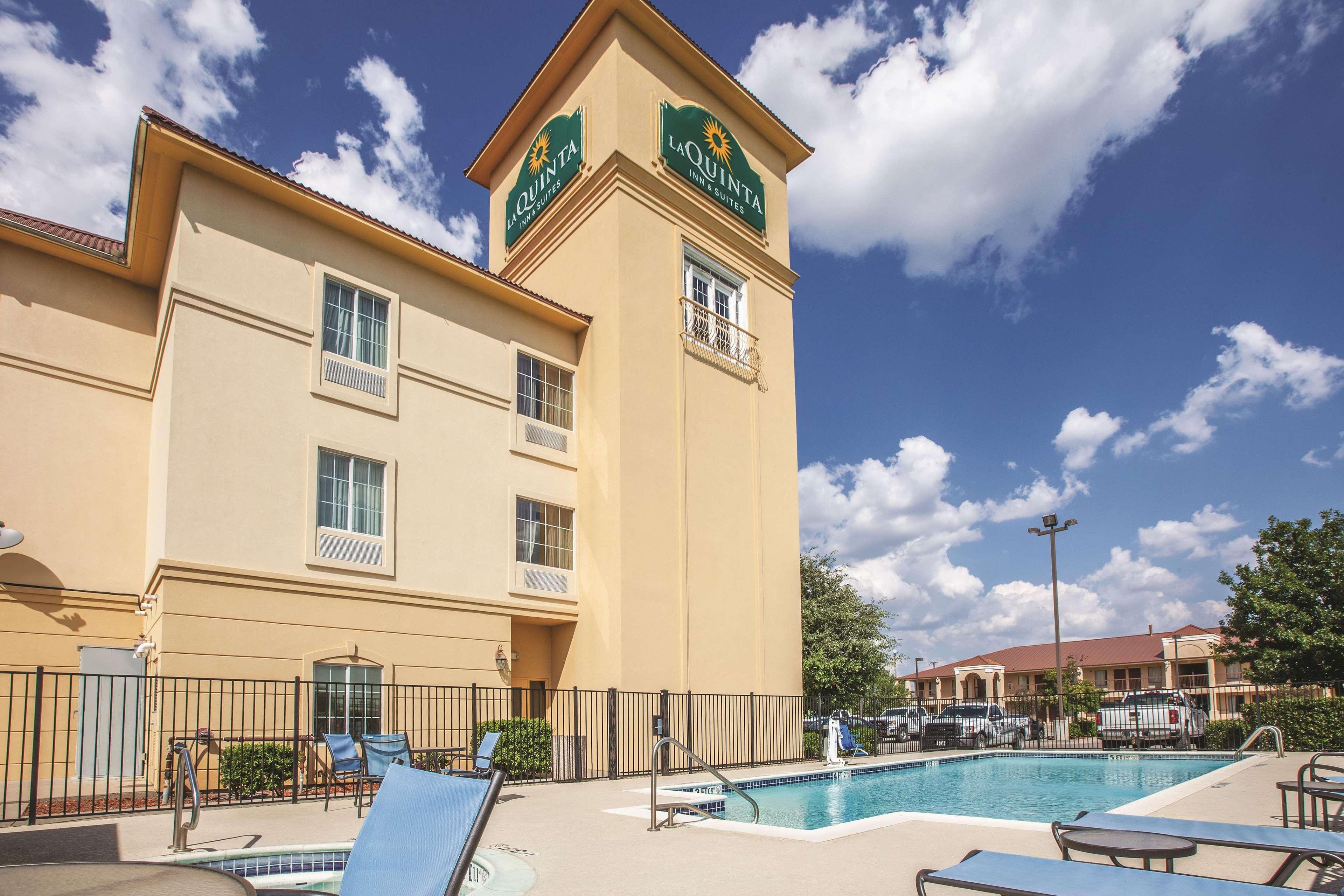 La Quinta By Wyndham Hillsboro Hotel Exterior photo