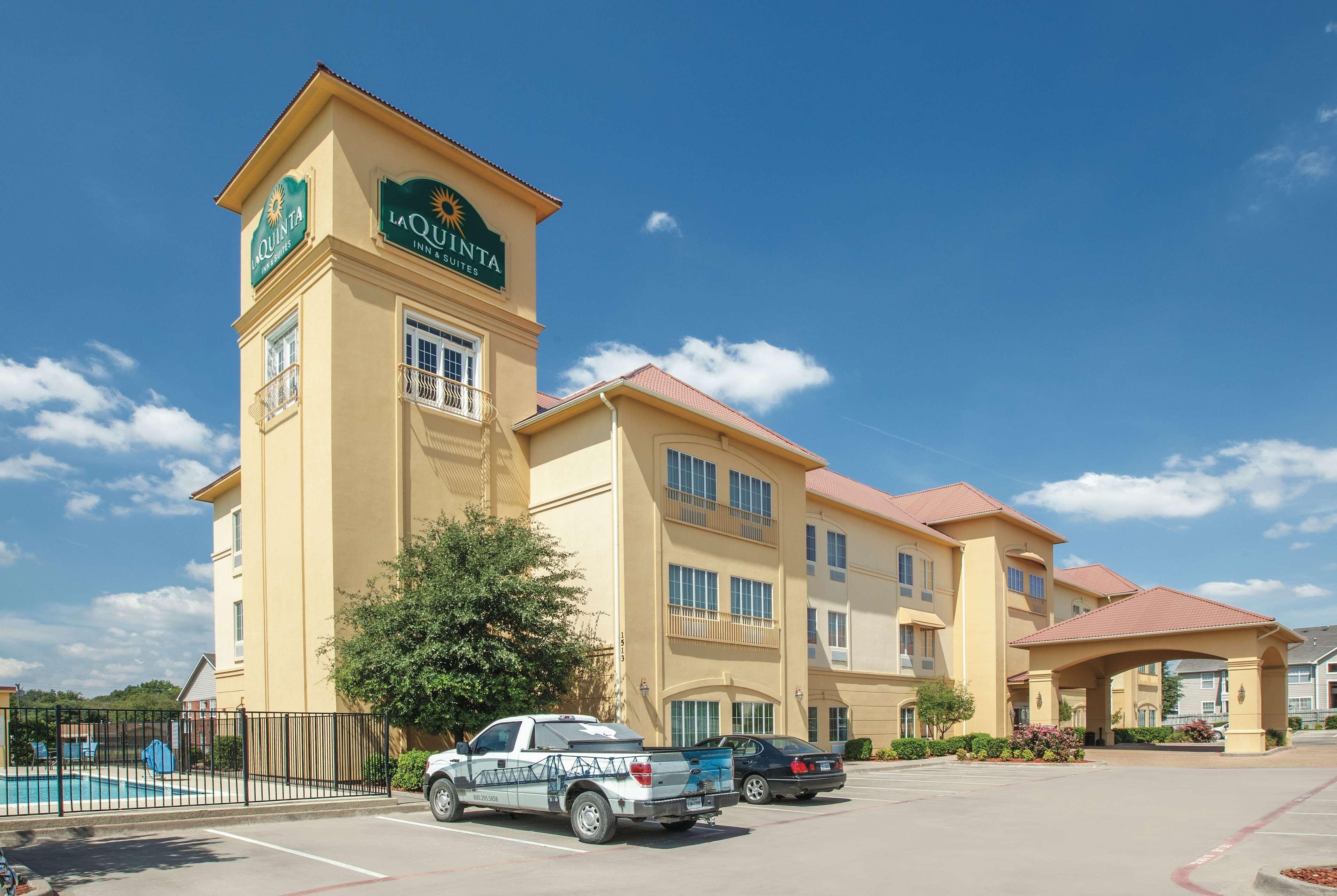 La Quinta By Wyndham Hillsboro Hotel Exterior photo