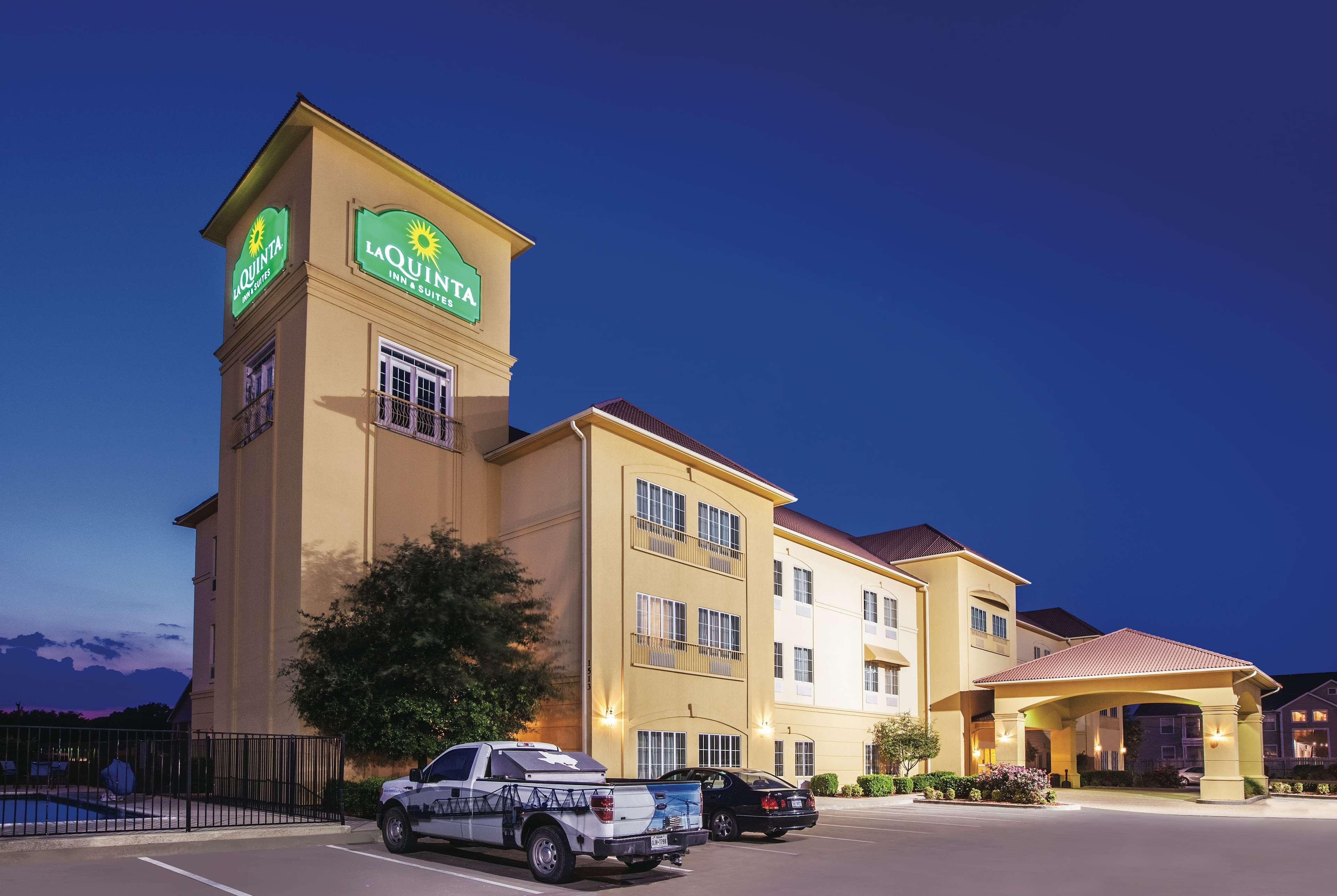 La Quinta By Wyndham Hillsboro Hotel Exterior photo