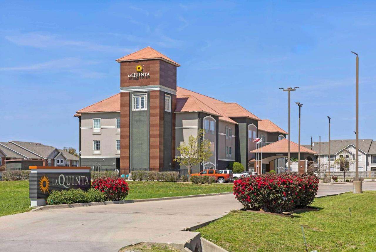 La Quinta By Wyndham Hillsboro Hotel Exterior photo